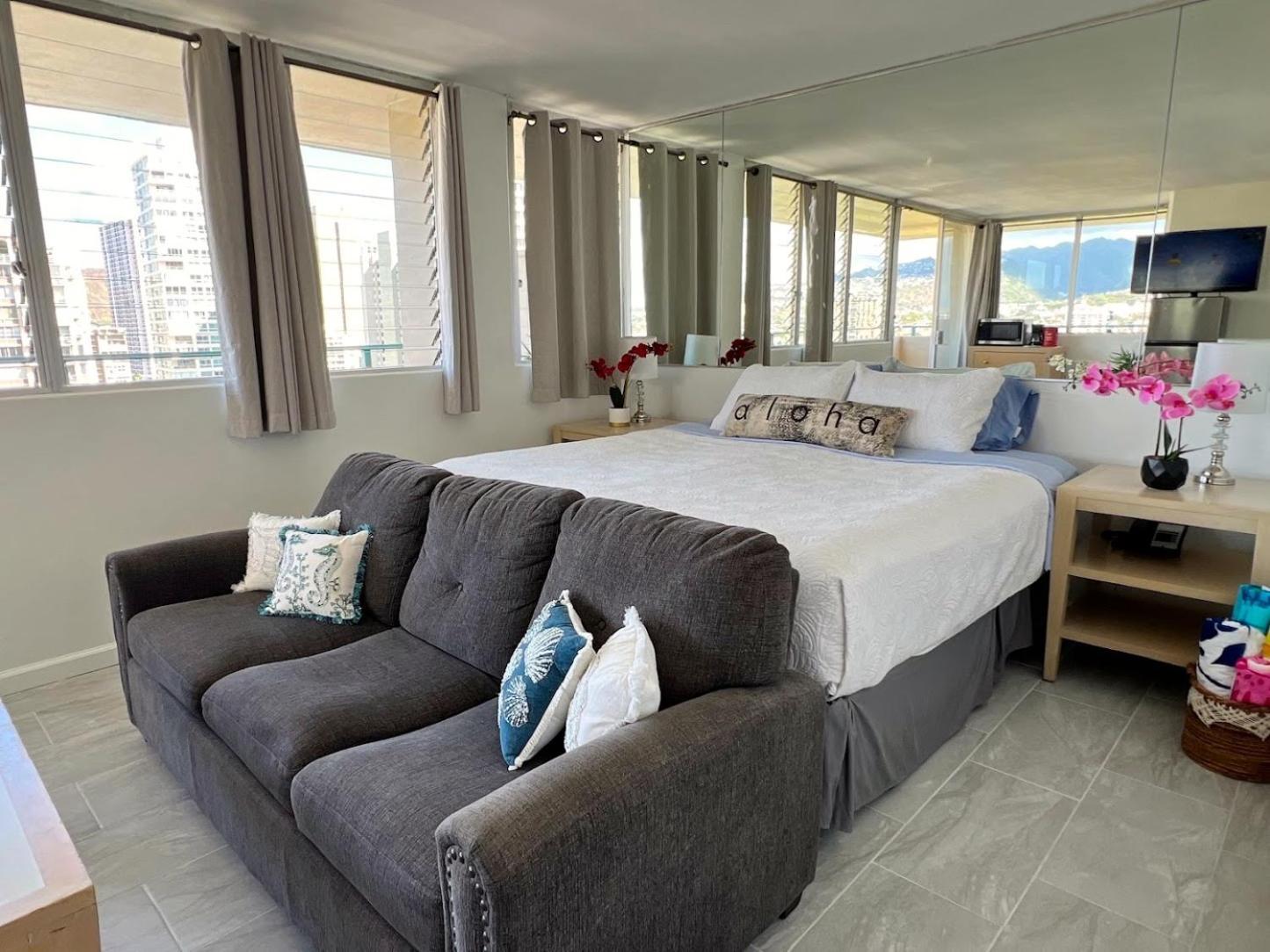 Penthouse In Waikiki With Ocean & Mountain Views