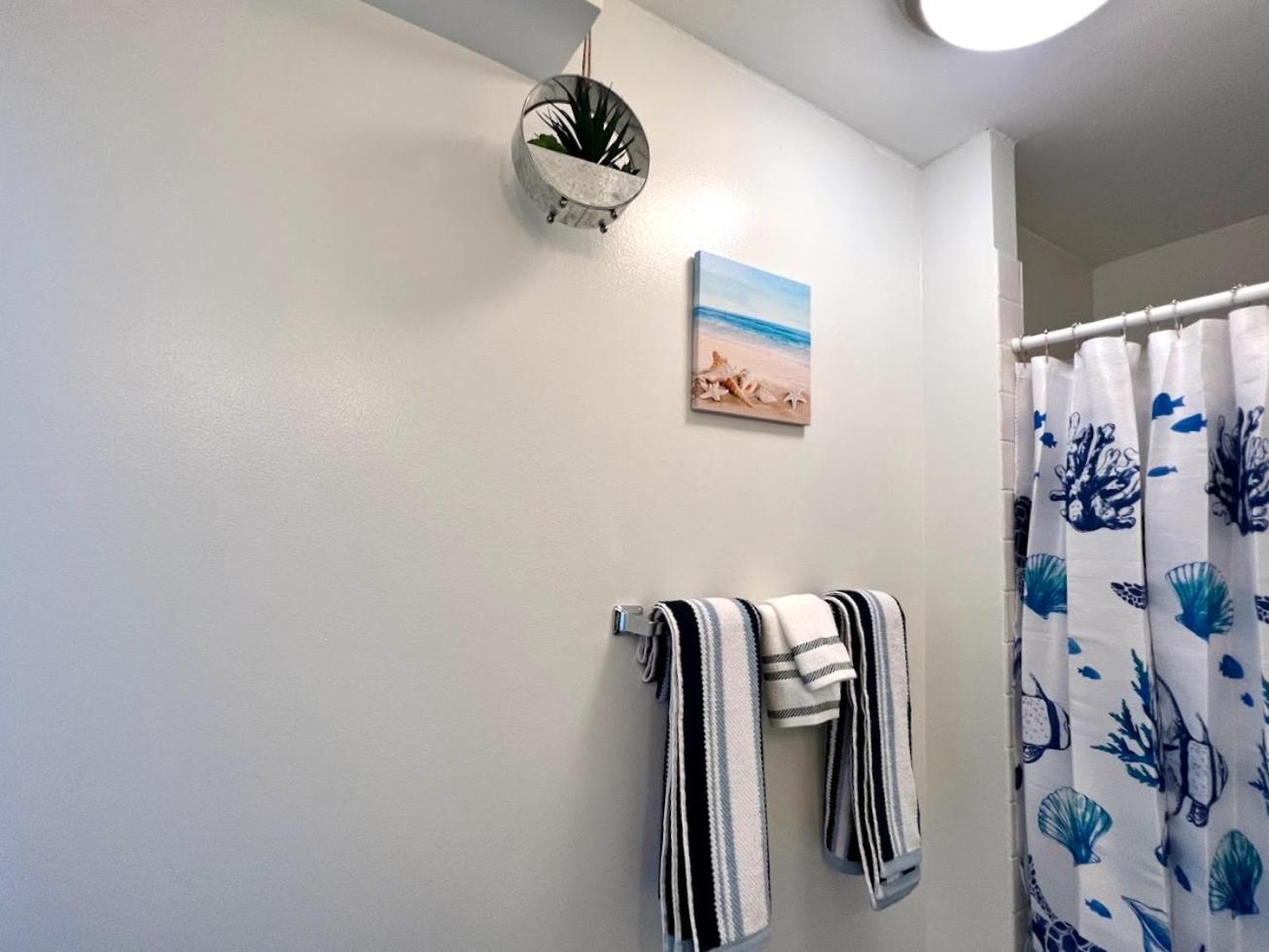 Hotel Penthouse In Waikiki With Ocean & Mountain Views 3*