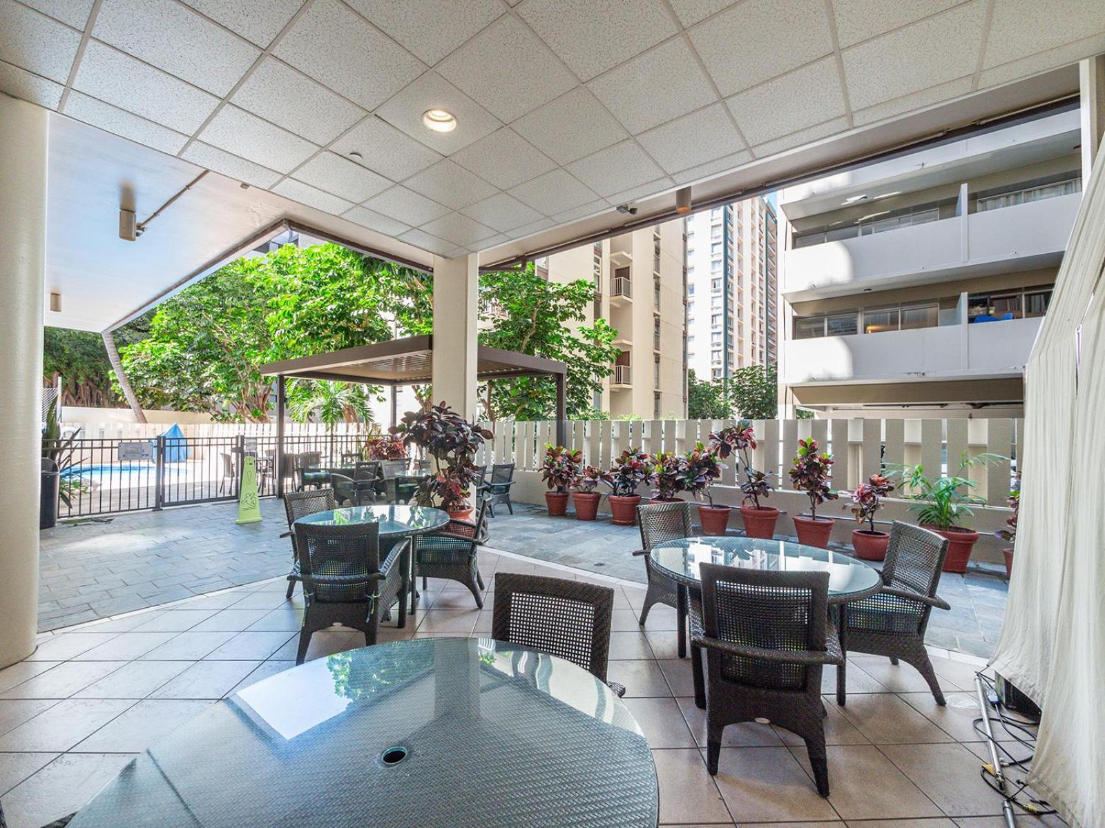 Penthouse In Waikiki With Ocean & Mountain Views