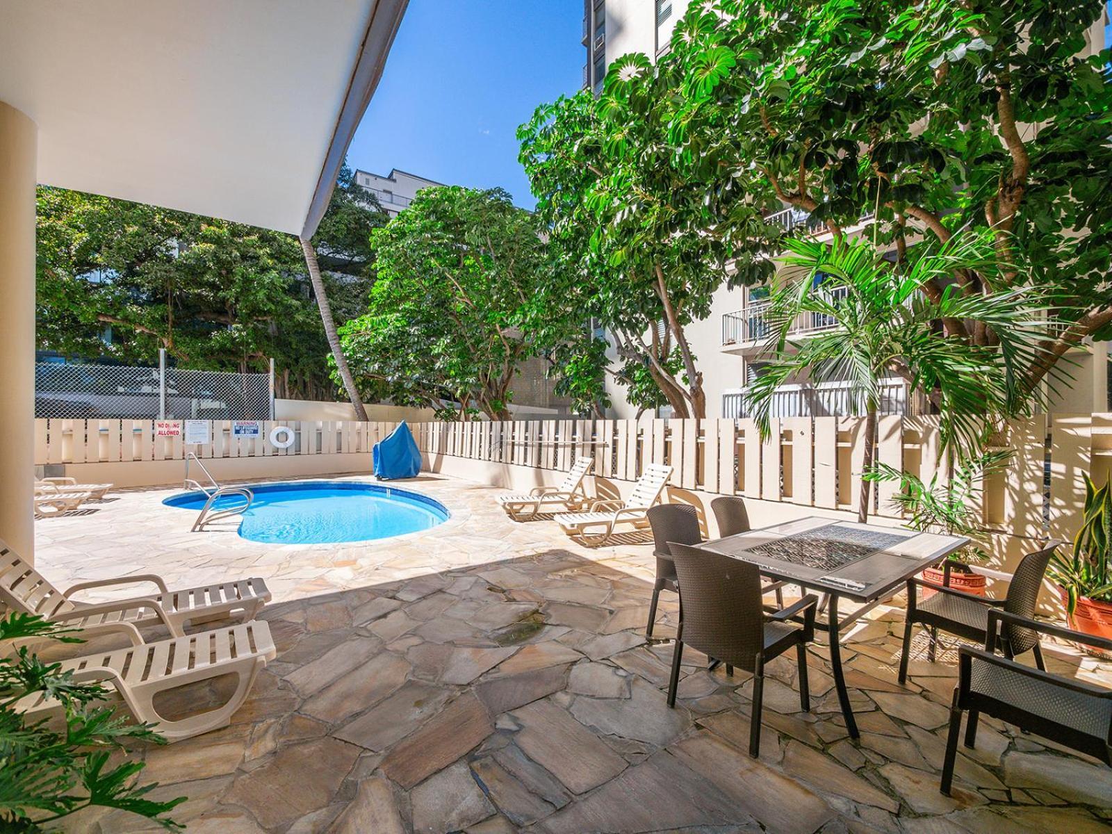 Hotel Penthouse In Waikiki With Ocean & Mountain Views 3*