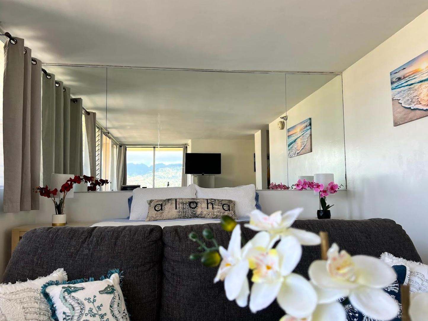 Penthouse In Waikiki With Ocean & Mountain Views