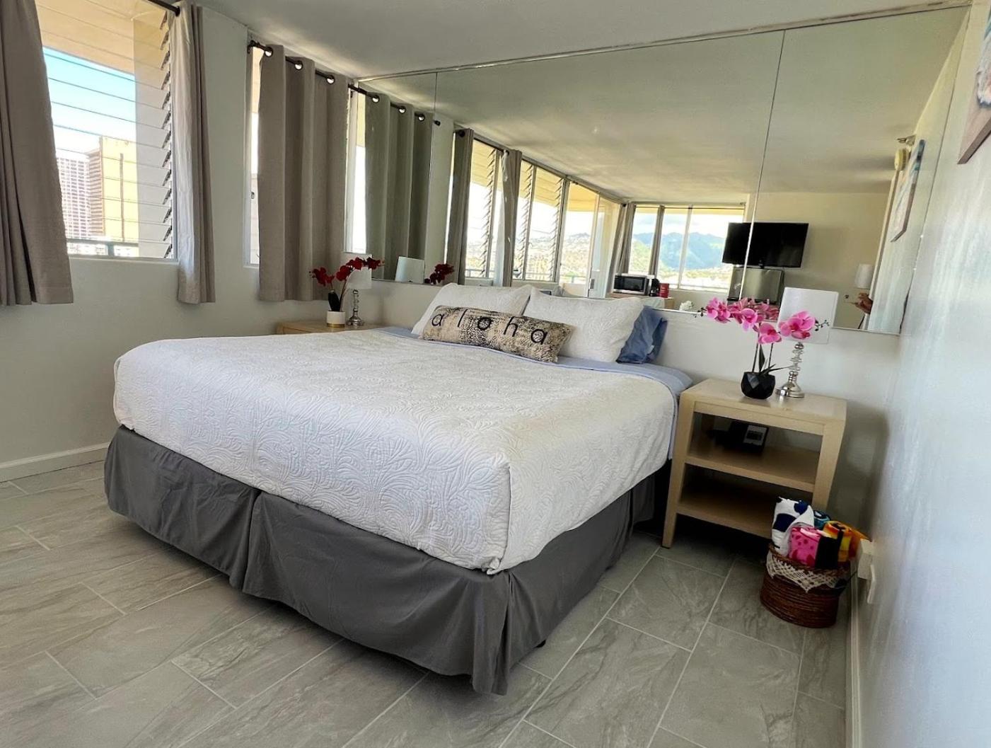 Hotel Penthouse In Waikiki With Ocean & Mountain Views 3*